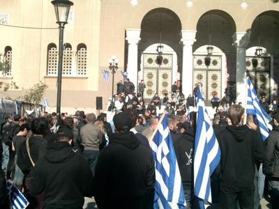 Διαδηλώνουν τα άκρα