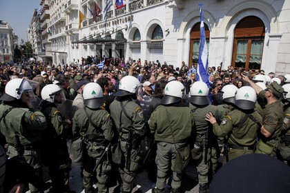Tρέμουν την παρέλαση