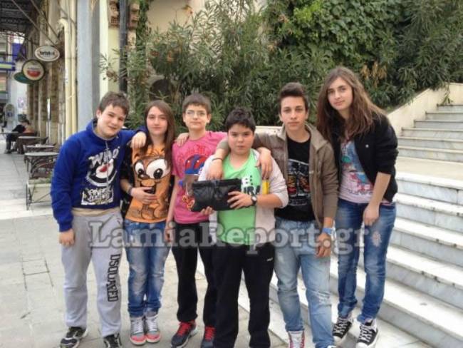 Βρήκαν τσάντα και την παρέδωσαν