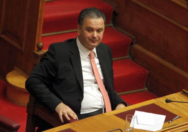 Αποσύρεται και ο Ξυνίδης