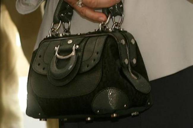 “Ξεσάλωσαν” πάλι οι τσαντάκηδες