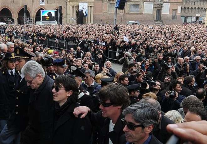 Τώρα-60.000 στην κηδεία του Dalla