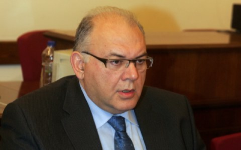 “Να παραιτηθεί”