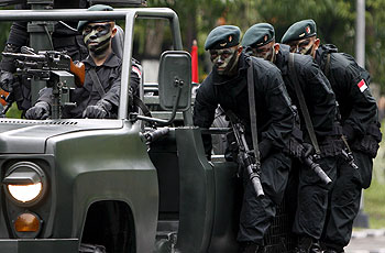 Τους έστησαν στο…απόσπασμα