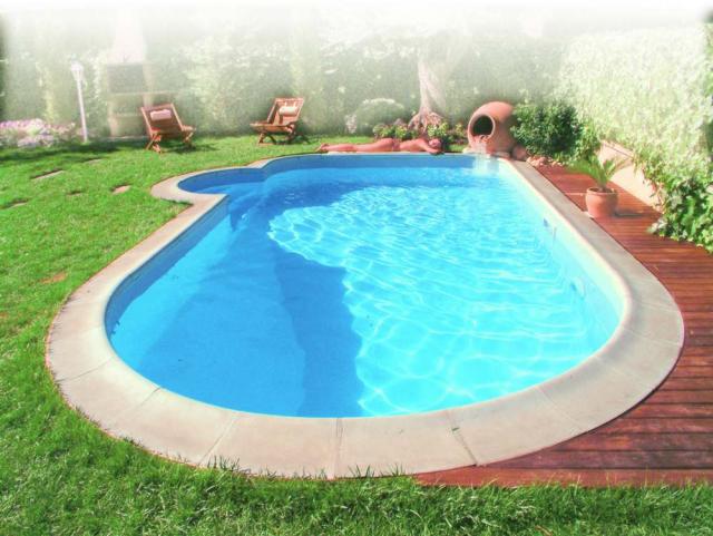 Μέχρι και σε… πισίνες