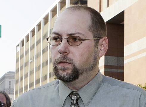 Μάθετε ποιος τις έγδυσε!