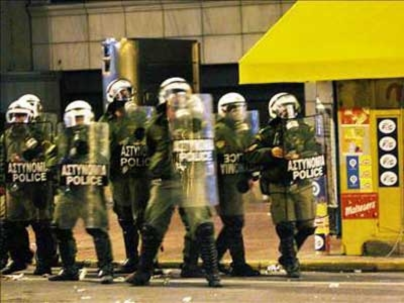 ΜΑΤ κυνηγούν οπαδούς του ΑΡΗ