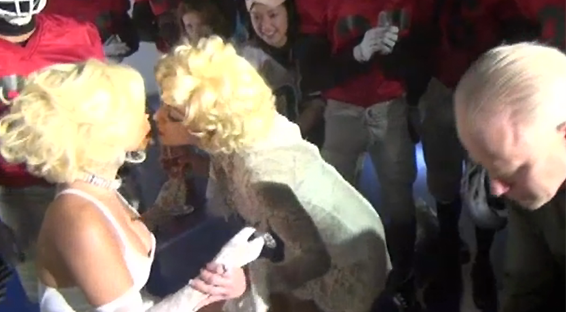 Τα φιλιά της Madonna με τη Minaj