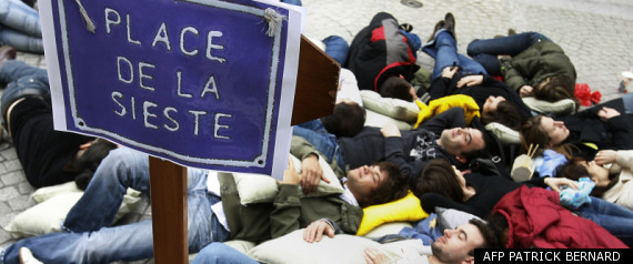 Οι Γάλλοι κοιμούνται στις πλατείες