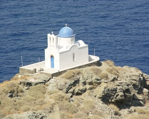 Άνοιξαν τρύπα σε εκκλησία