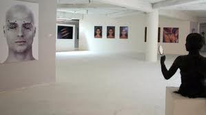 Διαμαρτύρεται με φωτιές