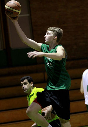 Το μήλο έπεσε κάτω από τη μηλιά