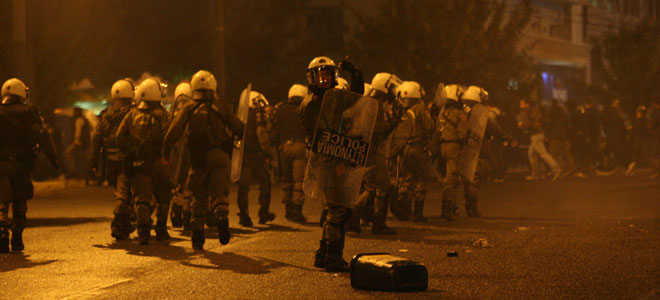 Τώρα – Τα ΜΑΤ και πάλι στο Σύνταγμα