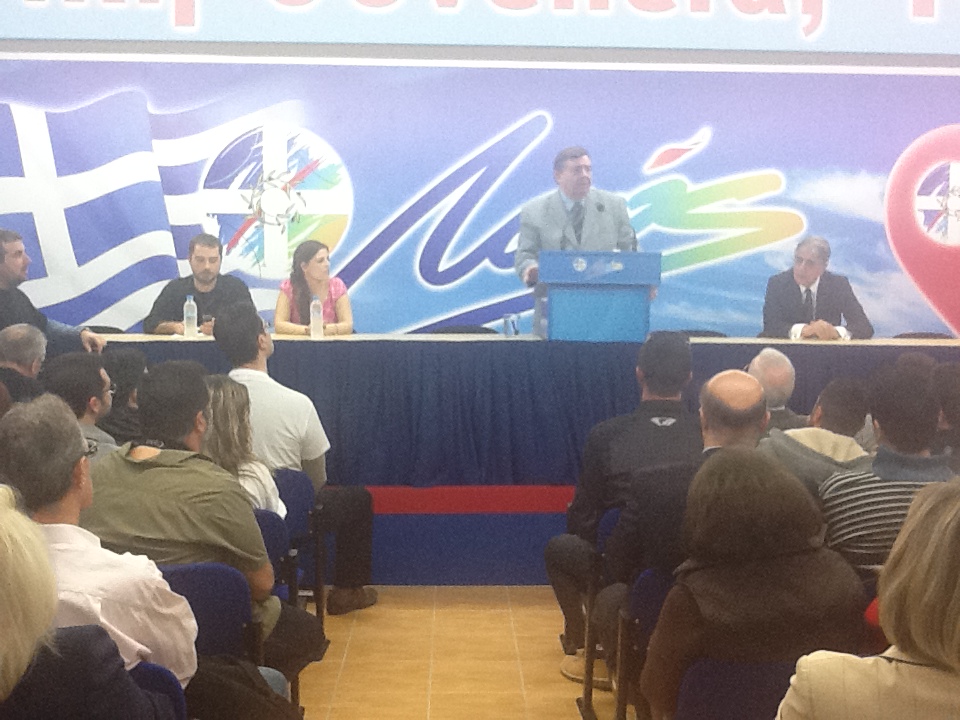 Μιλάει στους νεολαίους του