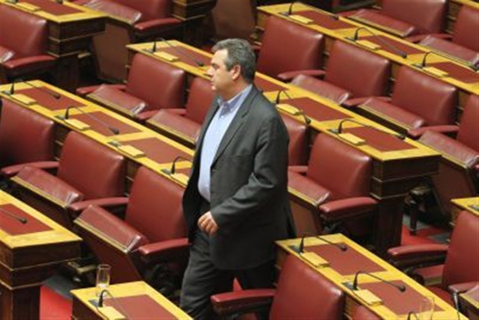 Στον Αρχιεπίσκοπο ο Καμμένος