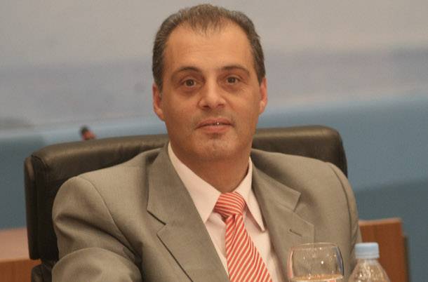 “Γέμισαν το κράτος υπαλλήλους”