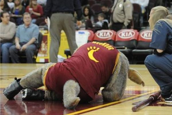 Δύσκολο να είναι κανείς μασκότ