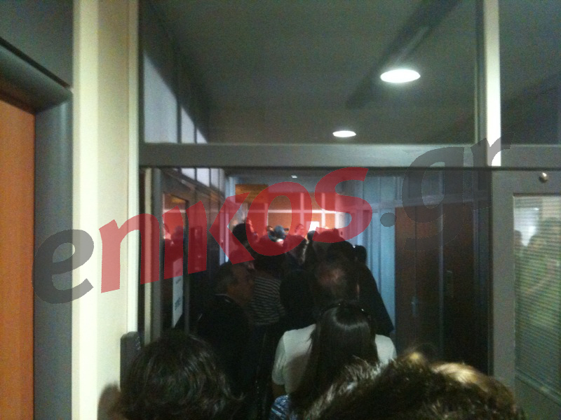 Τώρα-Ψηφίζουν οι Γάλλοι της Αθήνας