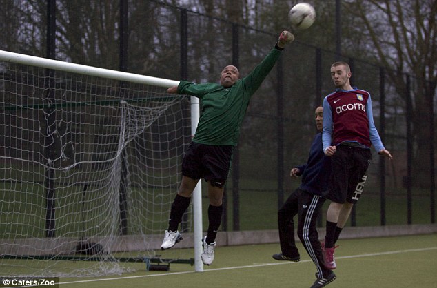 Παίζει με ένα χερι!