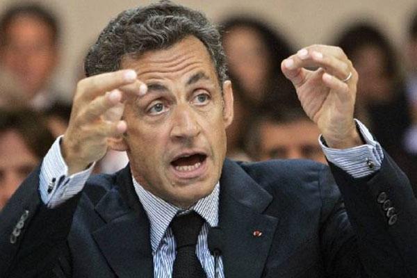 “Σφάζονται” Σαρκοζί-Ολάντ