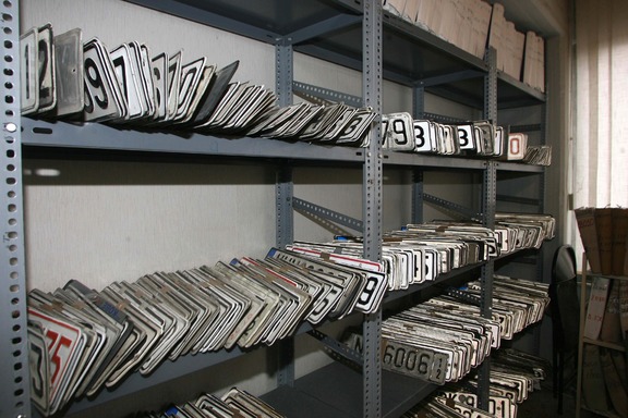 Παραδίδουν σωρηδόν τις πινακίδες