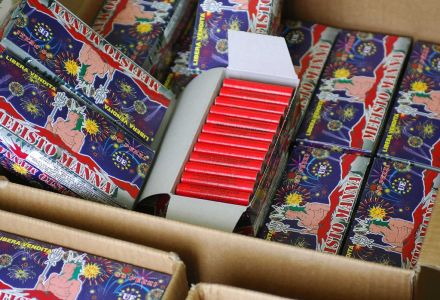 Οπλοστάσιο με… κροτίδες