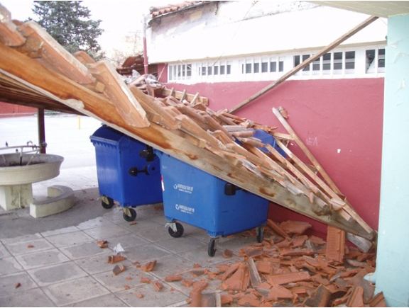 Θα πέσει να μας πλακώσει