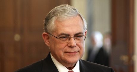 Στον Παπούλια για τη διάλυση