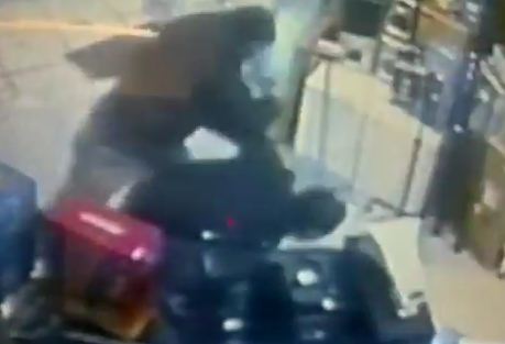 Με μπουνιές μπήκαν στο μαγαζί