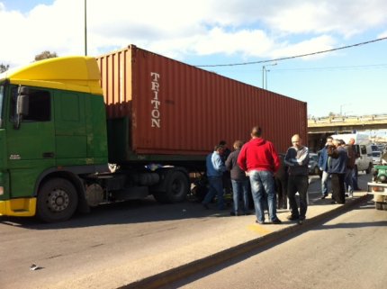 Αναποδογύρισε νταλίκα