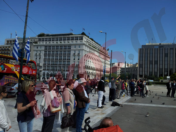 Τώρα –Κατάθεση στεφάνων στο Σύνταγμα