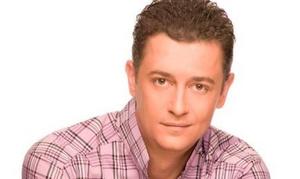 Με τη νέα του σύντροφο…