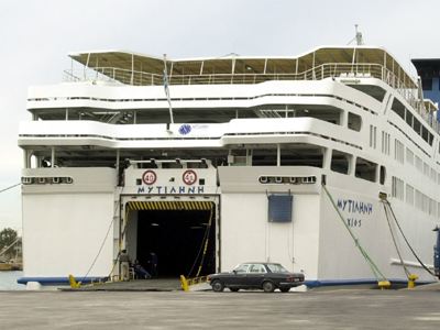 Προσέκρουσε στην προβλήτα