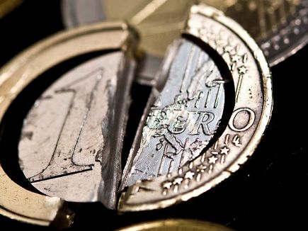 Στα δικαστήρια για το κούρεμα