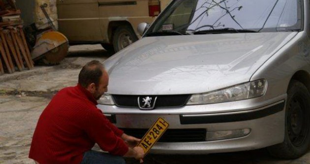 Πάρε τις πινακίδες πίσω!