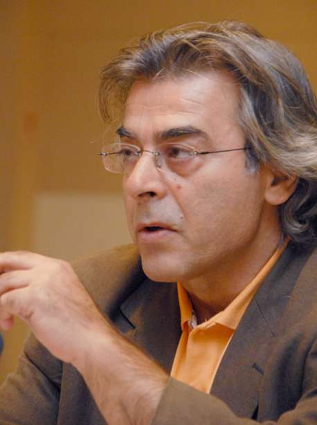 “Απόλυτη υποταγή στην τρόικα…”