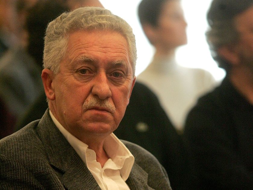 «Ρήμαξαν μισθούς και συντάξεις»