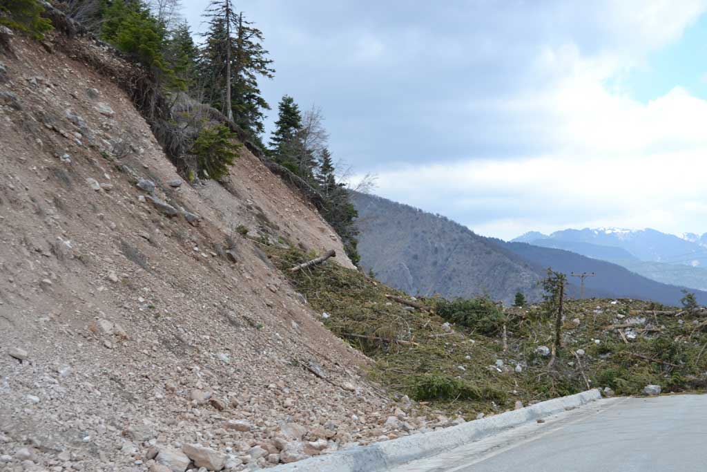 Το βουνό “κατέβηκε” στο δρόμο