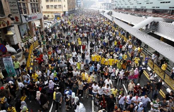 Διαδηλώνουν για δίκαιες εκλογές