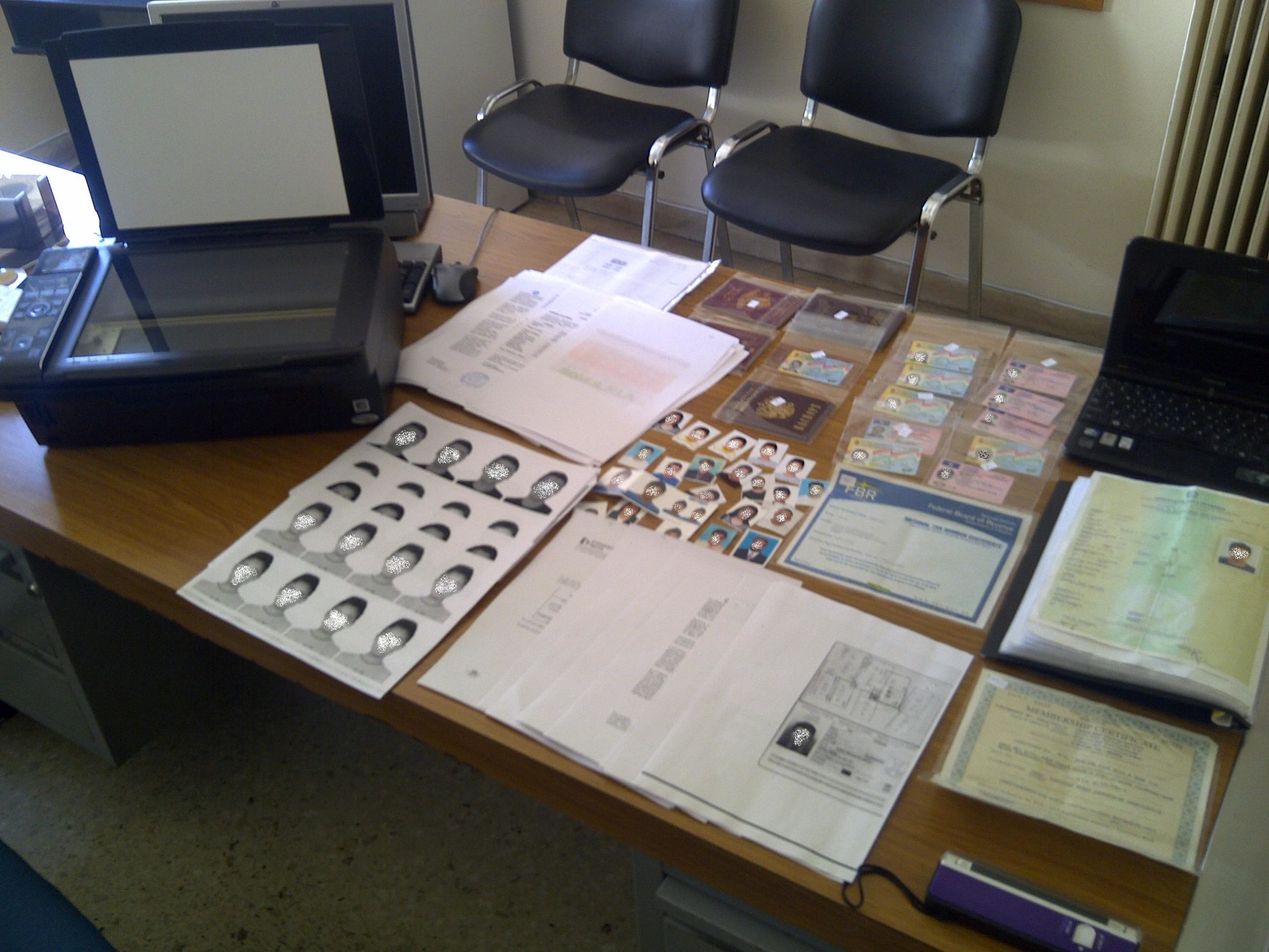 “Εργαστήρι” με πλαστά