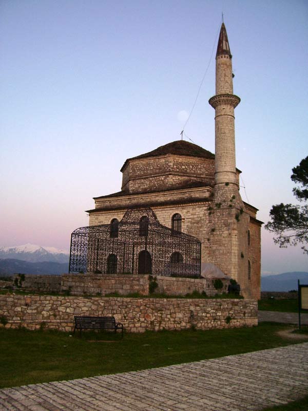 Διχάζει το καμένο τζαμί