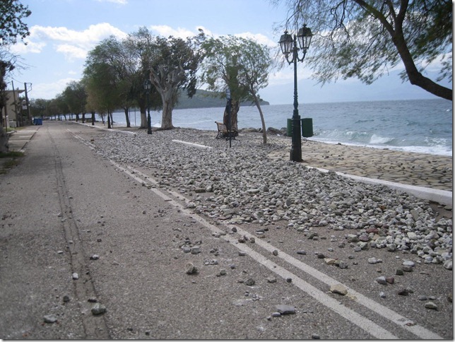 Τους “έπνιξαν” τα κύμματα