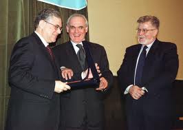 Η πλακέτα του Άκη στον Λουκά