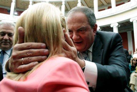 Φιλιούνται- αγκαλιάζονται