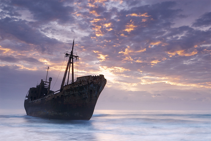 Πυρπόλησαν πλοίο φάντασμα