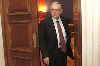 Τι λέει ο Παπαδήμος για τις αποδοχές του