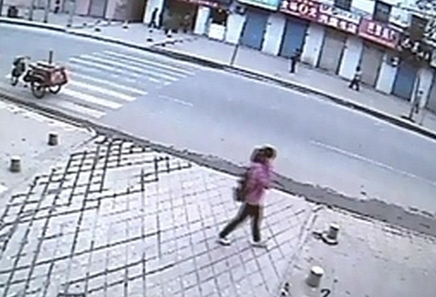 Την κατάπιε το… πεζοδρόμιο