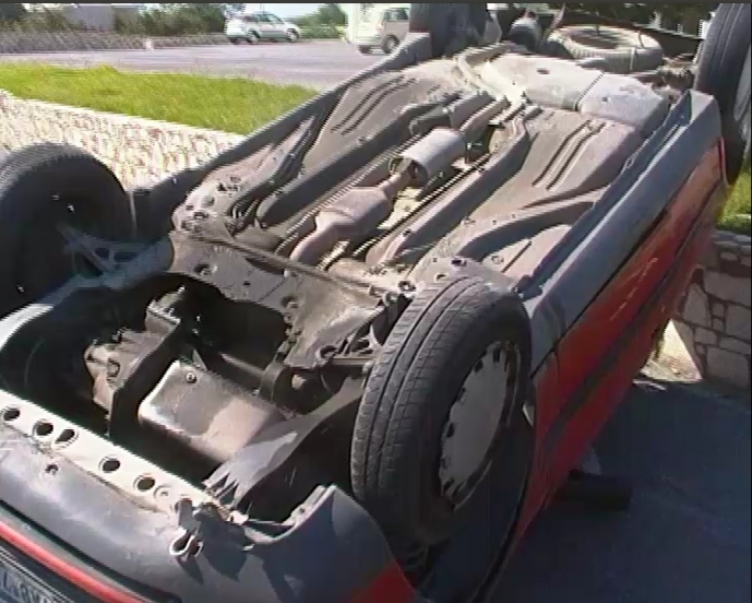 Τώρα -Αυτοκίνητο ντεράπαρε στη Λαυρίου