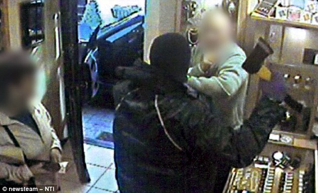 Ο ληστής με το…τσεκούρι