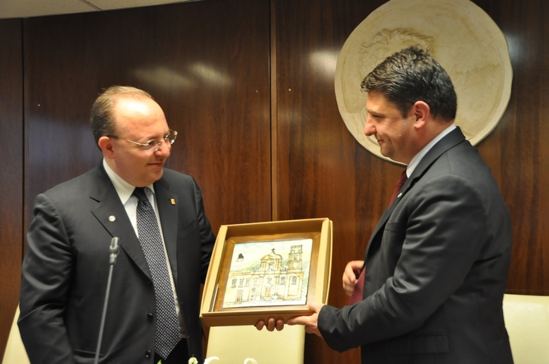 Και επίτιμος δημότης Βύρωνα!